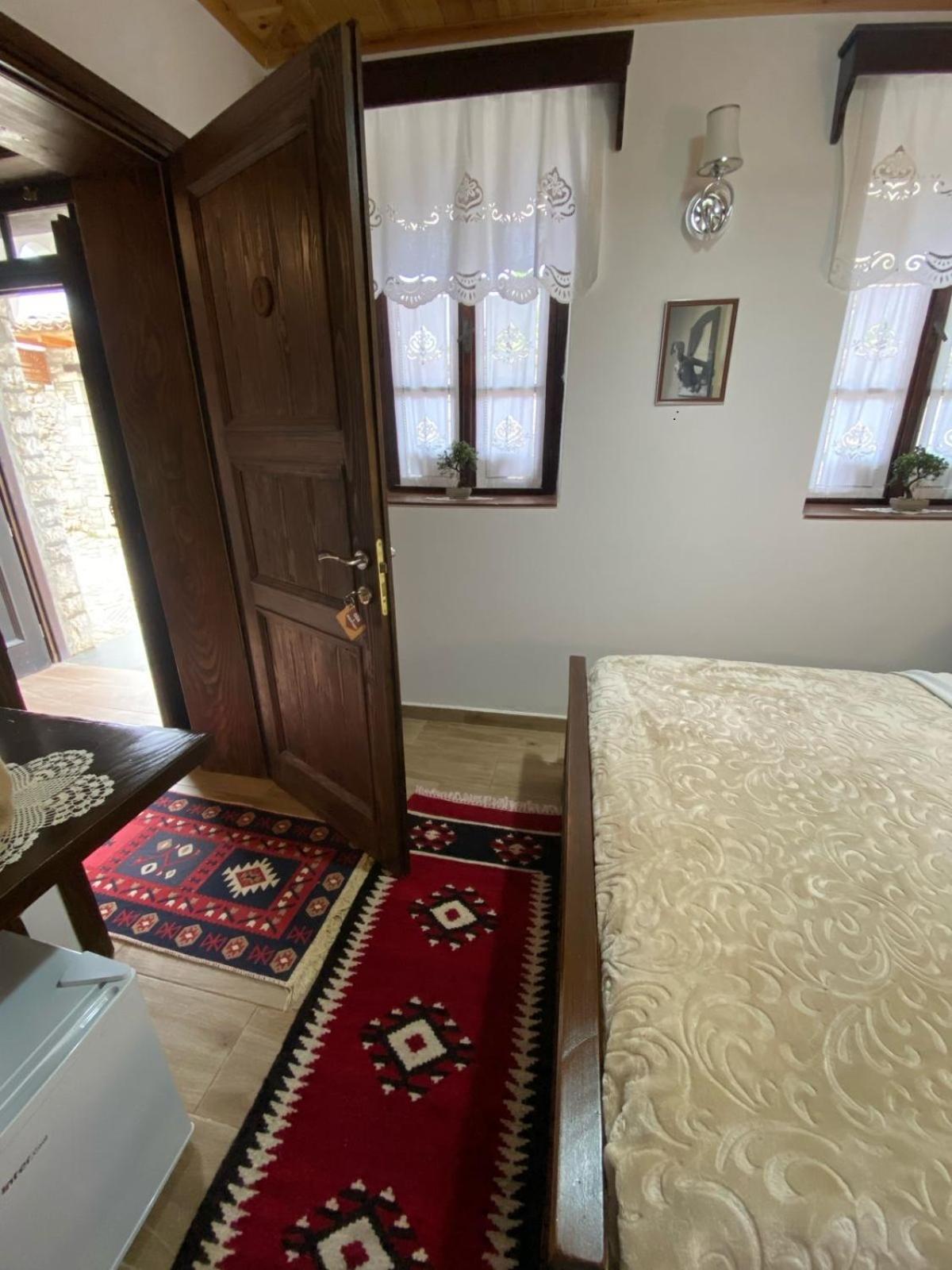 Oda E Skulptorit-Unesco Quarter Berat Kültér fotó