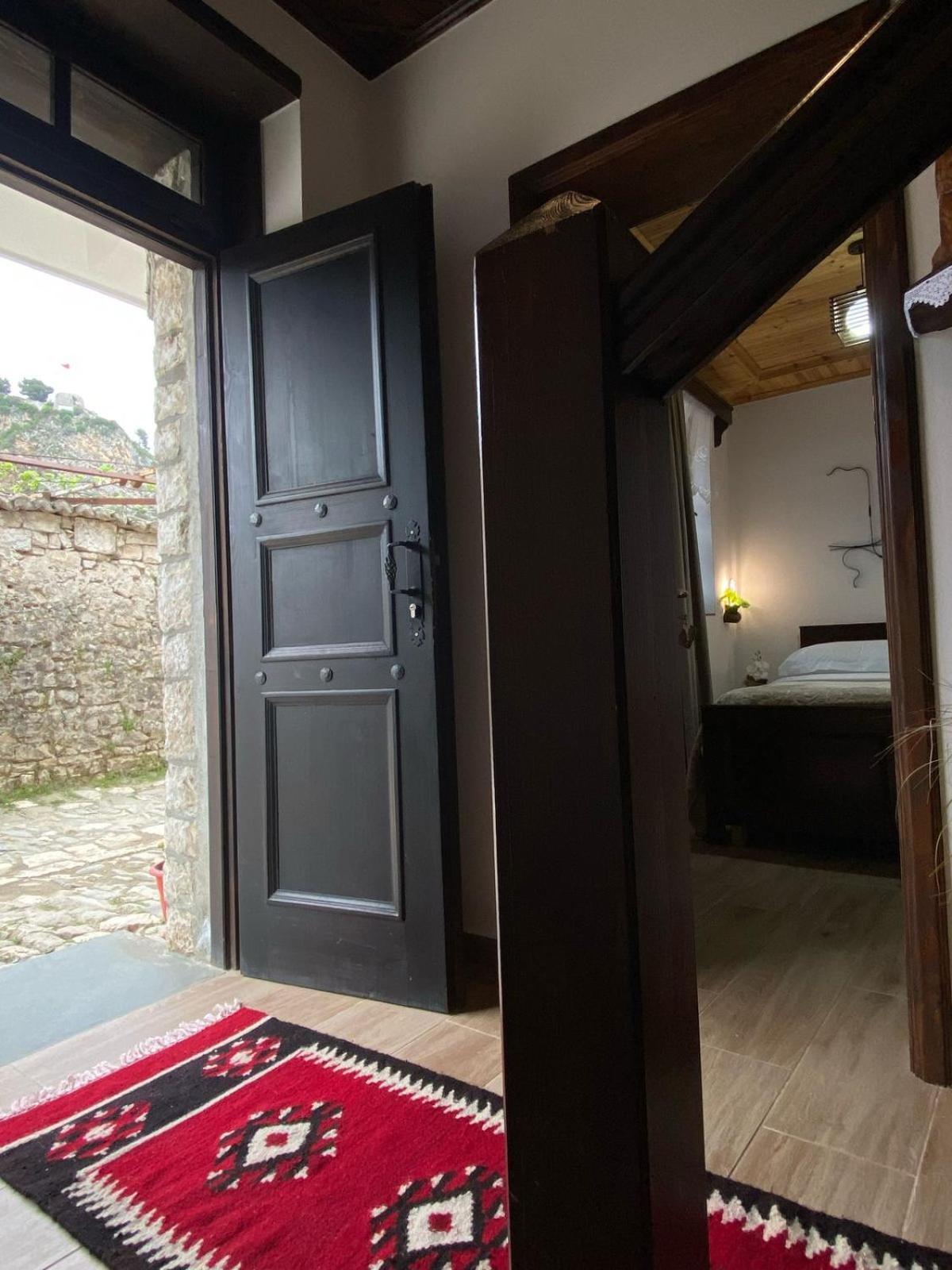 Oda E Skulptorit-Unesco Quarter Berat Kültér fotó